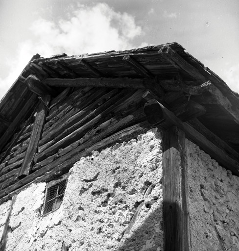 Chalets de Granon ; Granon. Chalet parcelle 107. Pignon est. Vue de volume de l'angle sud-est. Les sablières sont assemblées à mi-bois. Noter le profil en console des extrémités des sablières et du faîtage.