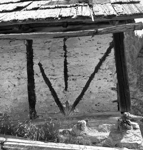Chalets de Granon ; Granon. Chalet parcelle 107. Côté sud. Parois en pans de bois. Détail de matériaux.