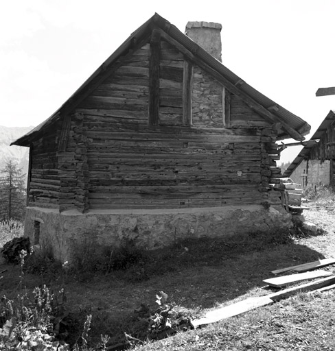 Chalets de Granon ; Granon. Chalet parcelle 111. Pignon ouest construit en "chapila".