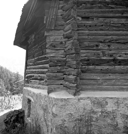 Chalets de Granon ; Granon. Chalet parcelle 111. Angle nord-ouest des assemblages à mi-bois.