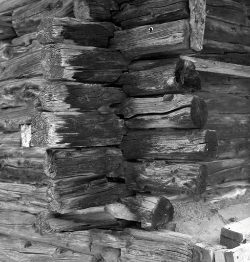 Chalets de Granon ; Granon. Chalet parcelle 111. Angle sud-ouest. Détail des assemblages à mi-bois.
