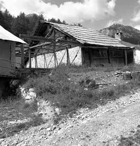 Chalets de Granon ; Granon. Chalet parcelle 121. Vue de volume prise du nord-est. Noter les restes de solivages d'un chalet détruit.