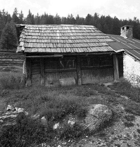 Chalets de Granon. Granon. Chalet 121. Façade nord. Portes de la grange. ; Chalets de Granon. Chalet parcelle 121 . Portes de la grange.