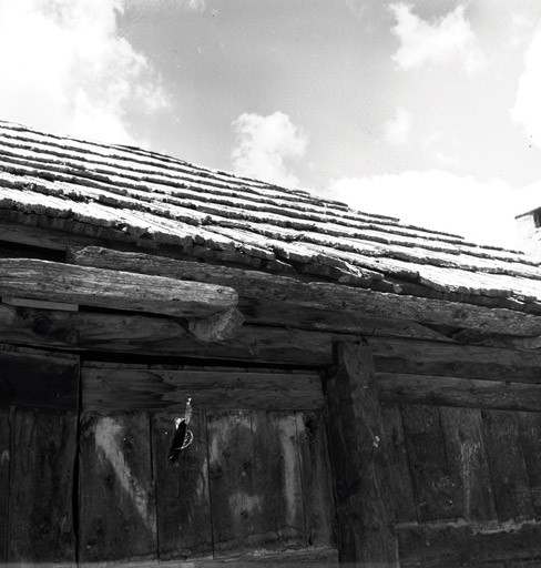 Chalets de Granon ; Granon. Chalet parcelle 121. Côté nord. Détail de la gouttière en bois.