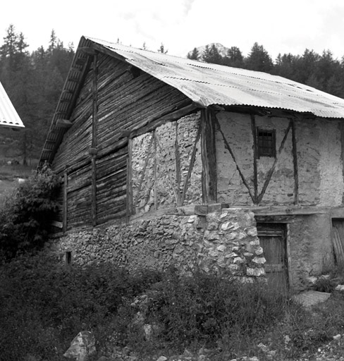 Chalets de Granon ; Granon. Chalet parcelle 123. Pignon est. Noter que la partie en pans de bois correspond à l'habitation.