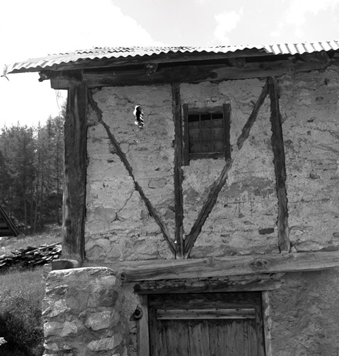 Chalets de Granon ; Granon. Chalet parcelle 123. Côté nord. Parois en pan de bois. Détail de matériaux.