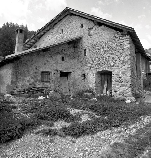 Chalets de Granon ; Granon. Chalet parcelle 125. Vue de volume prise du nord-est. Ce pignon en maçonnerie est unique dans ce hameau.