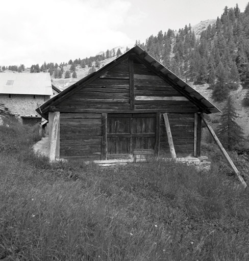 Chalets de Granon ; Granon. Chalet parcelle 129. Pignon est avec entrée de la grange. Edifice entièrement en "chapila". Seul le côté sud-est est refait en maçonnerie. ; Chalets de Granon. Chalet129. Edifice entièrement en chapila. Pignon est avec entrée de grange.