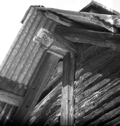 Chalets de Granon ; Granon. Chalet parcelle 130. Pignon est. Détail de l'extrémité profilée du faîtage.