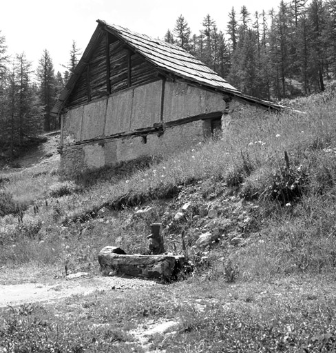 Chalets de Granon ; la Caro. Chalet parcelle 180. Pignon nord. Noter la partie haute complètement aveugle de la grange.