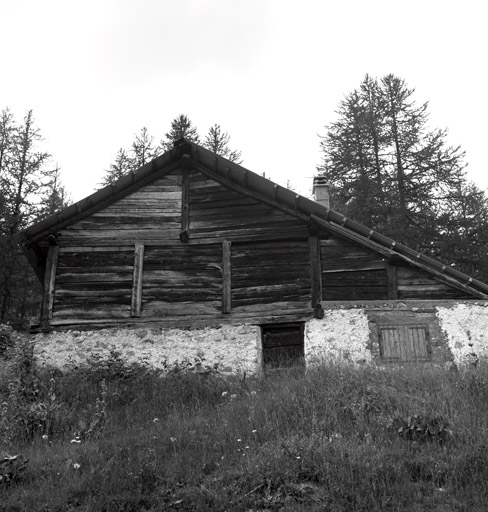 Chalets de Granon ; la Caro. Chalet parcelle 179. Façade antérieure nord. Noter la partie aveugle de la grange.