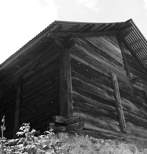 Chalets de Granon ; la Caro. Chalet parcelle 179. Angle nord-est : poteau assemblé aux sablières dont les extrémités sont profilées.
