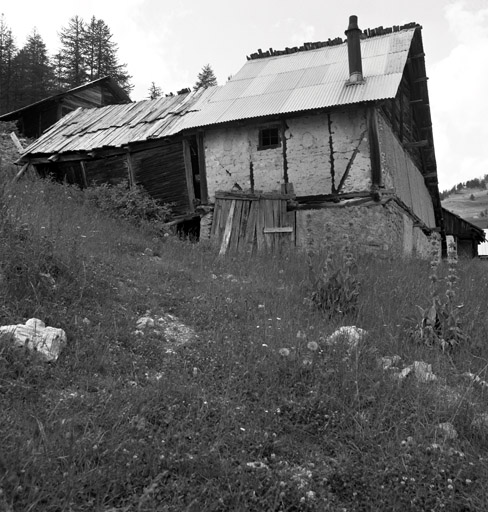 Chalets de Granon ; la Caro. Chalet parcelle 180. Vue prise de l'est. Noter le fenestron et les deux trous ronds (bouchés) d'aération de la grange.