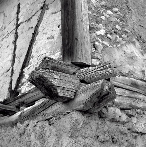 Chalets de Granon ; la Caro. Chalet parcelle 180. Angle nord-ouest. Assemblage à mi-bois des sablières superposées.