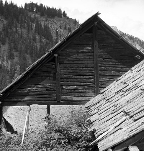 Chalets de Granon ; la Caro. Chalet parcelle 180. Pignon sud en "chapila" reposant sur une paroi en pans de bois. Noter les pièces de remploi.