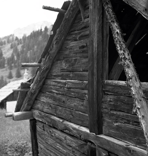 Chalets de Granon ; la Caro. Chalet parcelle 180. Bâtiment en retour au sud-est. Pignon sud. Détail de l'assemblage des planches du pignon dans la rainure latérale du poinçon.