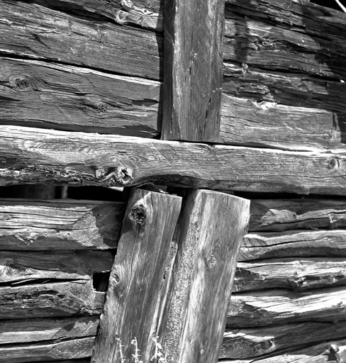 Chalets de Granon ; la Caro. Chalet parcelle 180. Bâtiment en retour au sud-est. Côté sud. Détail d'assemblage des poteaux dans l'entrait du pignon. Noter la déformation de l'ensemble.