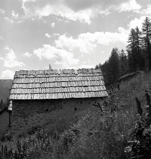 Chalets de Granon ; la Caro. Chalet parcelle 187. Côté ouest. Mur percé de deux triangles d'aération en bois.