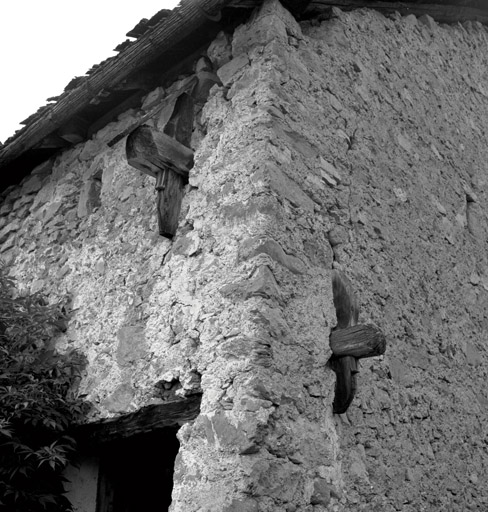 Chalets de Granon ; la Caro. Chalet parcelle 188. Angle nord-est. Détail des deux clavettes ancrant les tirants de bois.