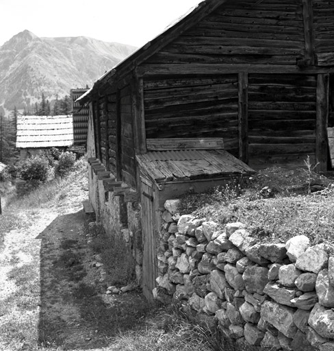 Chalets de Granon ; la Caro. Chalet parcelle 193.Façade nord. Vue de volume des extrémités saillantes du solivage.