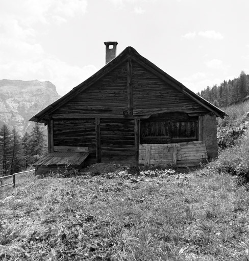 Chalets de Granon ; la Caro. Chalet parcelle 193. Pignon ouest en "chapila". A droite, porte de la grange.