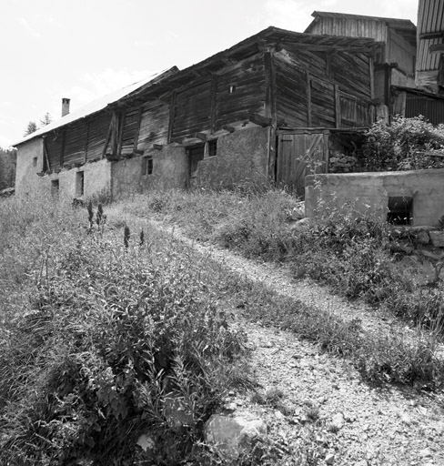 Chalets de Granon ; la Caro. Chalets parcelles 194-195. Vue d'ensemble des façades nord prise du nord-est.