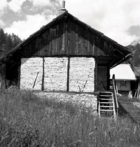 Chalets de Granon ; la Caro. Chalet parcelle 196. Côté est, le pignon est masqué par des planches clouées verticalement. La tête du faîtage porte la date de 1913.
