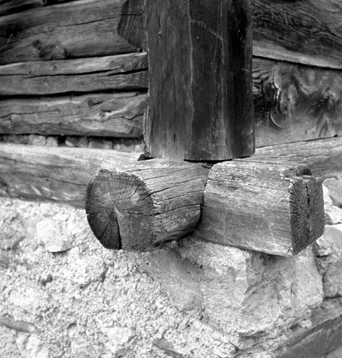 Chalets de Granon ; la Caro. Chalet parcelle 196. Angle nord-ouest. Assemblage des sablières à mi-bois.