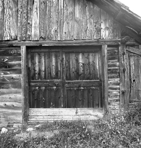 Chalets de Granon ; la Caro. Chalet parcelle 196. Côté ouest en "chapila". Porte de la grange.
