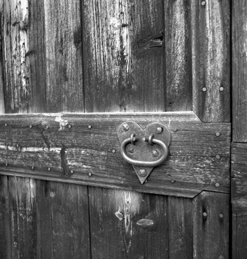 Chalets de Granon. La Caro. Chalet parcelle 196 . Porte de la grange. Détail de la poignée en boucle sur platine découpée en coeur.