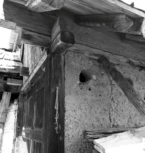 Chalets de Granon ; la Caro. Chalet parcelle 197. Côté est. Détail d'un trou d'aération coffré dans le remplissage.