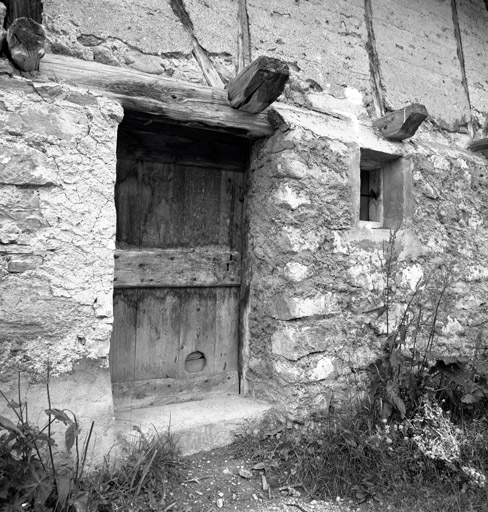 Chalets de Granon ; la Caro. Chalet parcelle 200. Façade nord. Partie basse de l'étable. Détail. La sablière de l'étage sert de linteau à la porte et à la fenêtre.