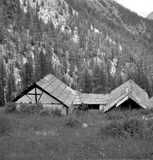 Chalets de Granon ; la Caro. Chalet parcelle 205. Vue éloignée prise du sud.