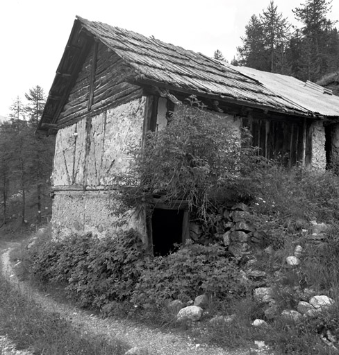 Chalets de Granon ; la Caro. Chalet parcelle 207. Pignon nord. Noter les trois techniques superposées : maçonnerie, pans de bois, "chapila".