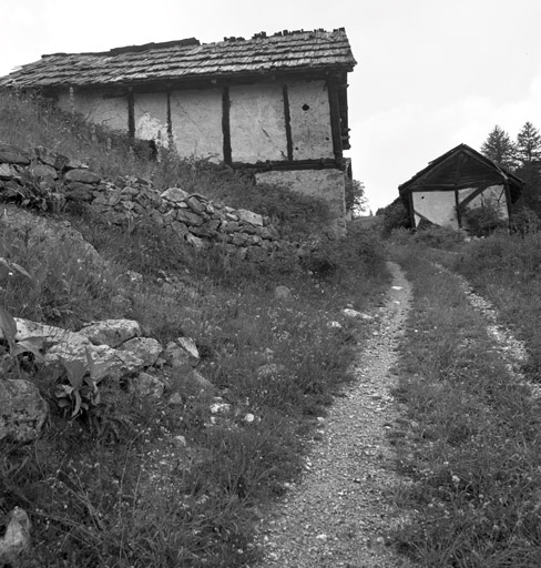 Chalets de Granon ; la Caro. Chalet parcelle 207. Côté est. Noter le trou rond d'aération de la grange.