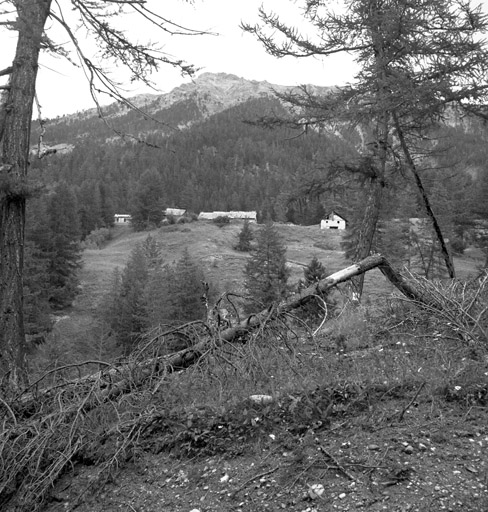 Vue de situation du hameau prise de l'ouest.