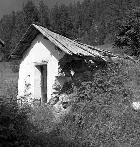 Façade antérieure ouest. Vue de volume. ; La Vallon. Chapelle. Façade antérieure ouest.