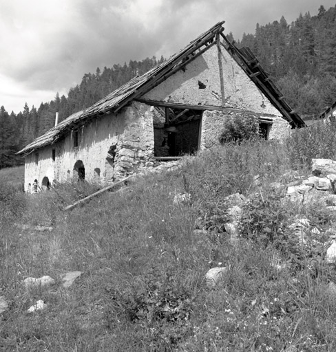 Le Vallon. Chalets parcelles 756-757. Vue d'ensemble prise du sud-ouest. En façade, série de portes ouvrant sur les habitations et les étables ; au-dessus, étage de granges.