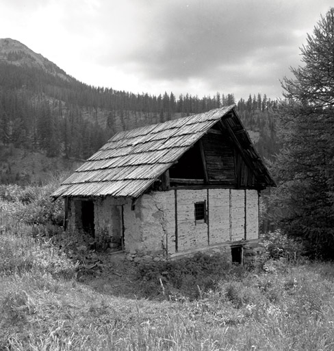 Le Vallon. Chalet parcelle 790. Vue de volume prise du nord-est. Noter la juxtaposition des trois techniques : maçonnerie, pans de bois et empilage de planches. ; Le Vallon. Chalet 790. Vue de volume prise du nord-est. Noter la juxtaposition des trois techniques : maçonnerie, pans de bois et empilage de planches.
