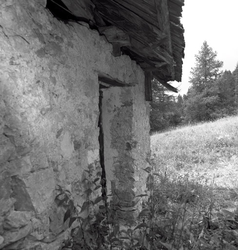 Le Vallon. Chalet parcelle 790. Façade est. Blocage du solivage par des clavettes à l'aplomb du nu du mur.
