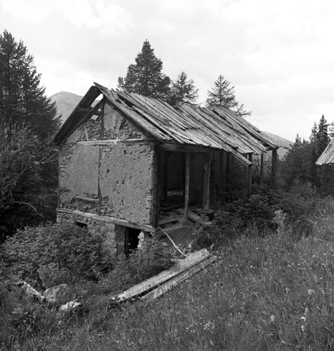 Le Vallon. Chalet parcelle 794. Vue de volume rapprochée prise du sud-est. Noter la fragilité de l'édifice : structure en bois légère ; remplissages minces.