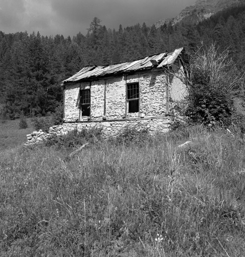 Le Vallon. Chalet parcelle 794. Façade ouest. Deuxième niveau en pans de bois. La structure en charpente est réduite aux poteaux corniers et poteaux d'huisserie.