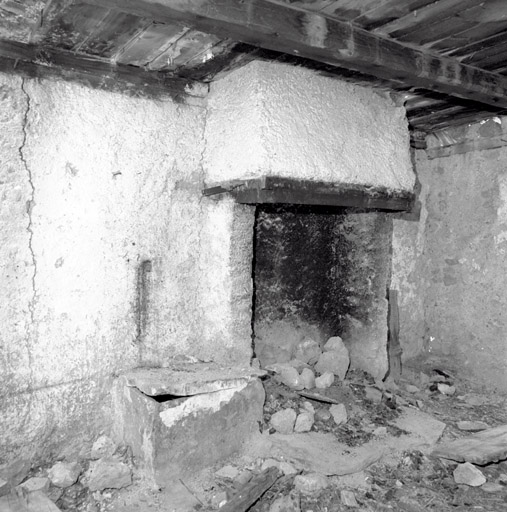 Le Vallon. Chalet parcelle 794. Etage d'habitation. Cheminée adossée au mur sud.