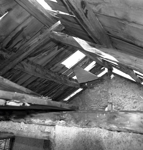 Le Vallon. Chalet parcelle 794. Charpente. Ferme centrale dépourvue de poinçon ; les arbalétriers sont ssemblés à mi-bois. ; Le Vallon. Chalet 794. Charpente, ferme centrale dépourvue de poinçon ; les arbalétriers sont assemblés à mi-bois.