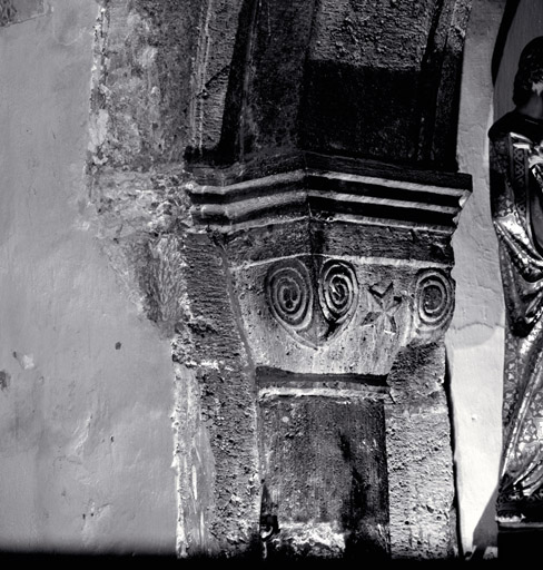 Nef. Côté gauche. Entrée de la chapelle de la deuxième travée. Piédroit gauche de la première arcade. Chapiteau.