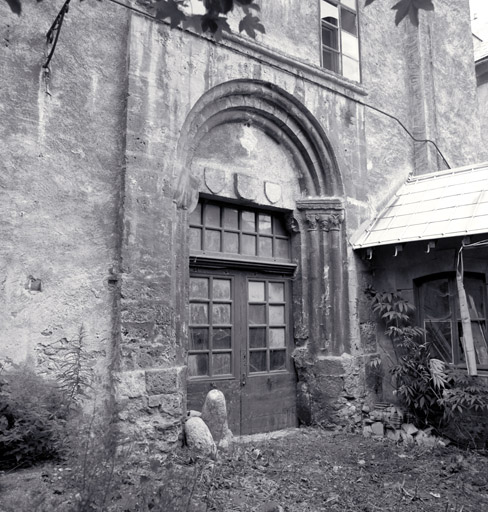 Façade antérieure nord. Portail d'entrée. Vue d'ensemble.