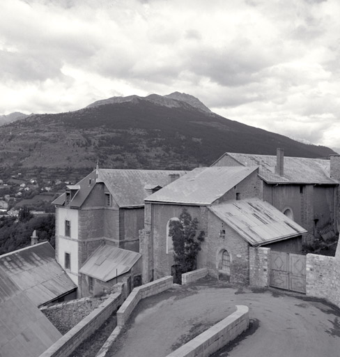 Chevet et chapelle attenante. Vue prise du sud-est.