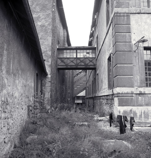 Façde latérale droite. Vue en enfilade vers le sud ; passerelles fermées communiquant avec l'hôpital.