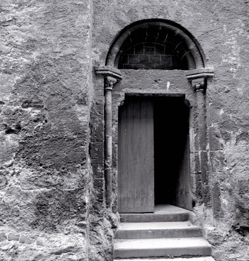 Façade latérale droite. Porte d'entrée.