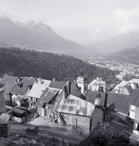 Vue plongeante sur la rue de la Manutention, le clocher et la chapelle des Pénitents.